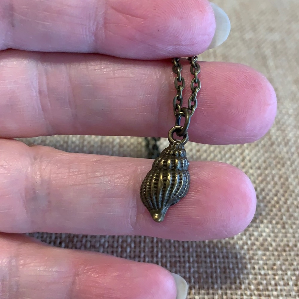 Seashell Necklace 18” chain NWOT New